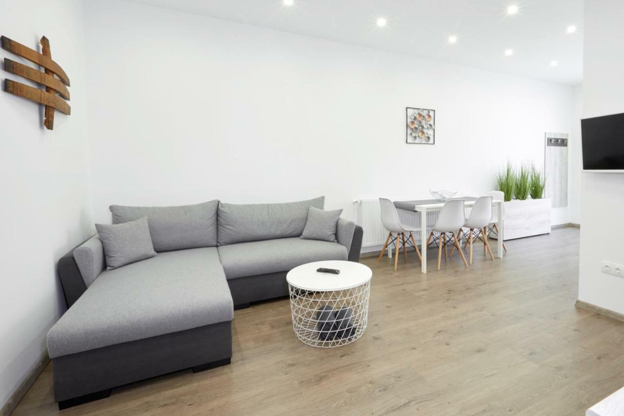Foter Apartman Ii. Villany Luaran gambar