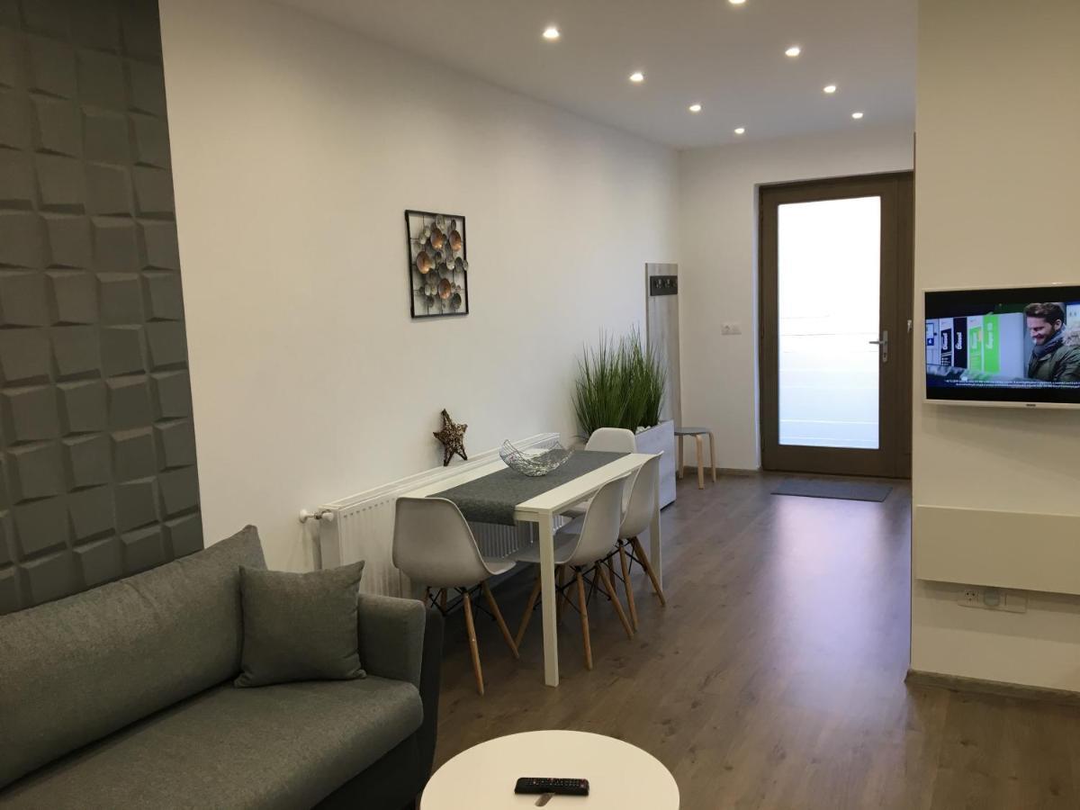 Foter Apartman Ii. Villany Luaran gambar